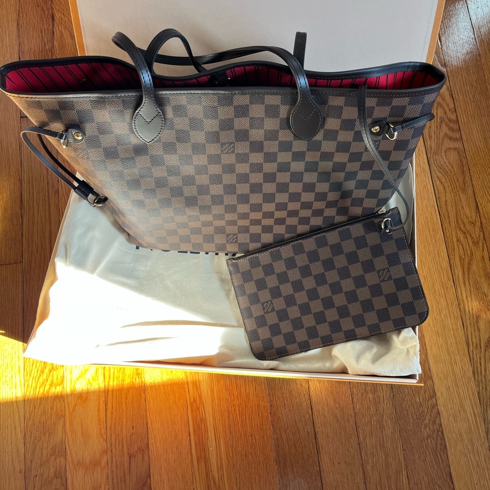 Louis Vuitton, Women’s bag with the wallet.